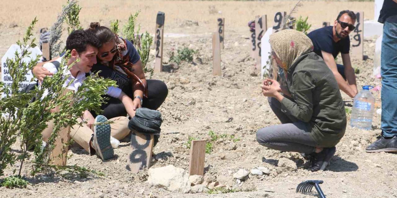 Deprem Mezarlığında Hüzünlü Arife