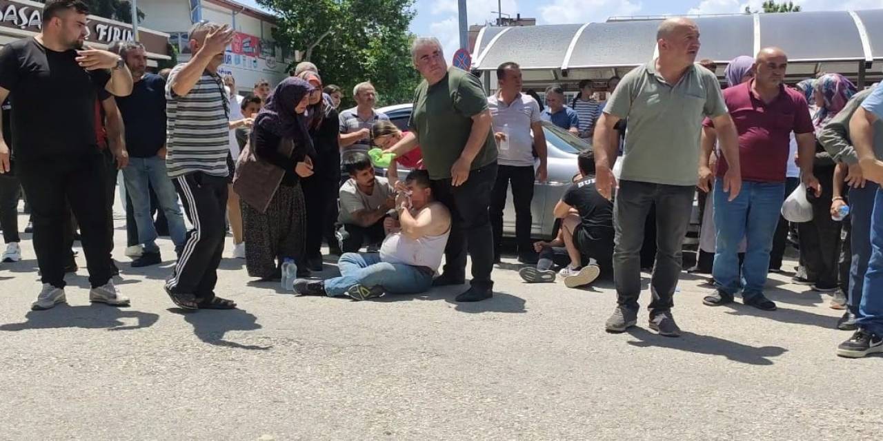 Dükkan Sahibi İle Müşteriler Birbirine Girdi, Yumruklar Tekmeler Havada Uçuştu
