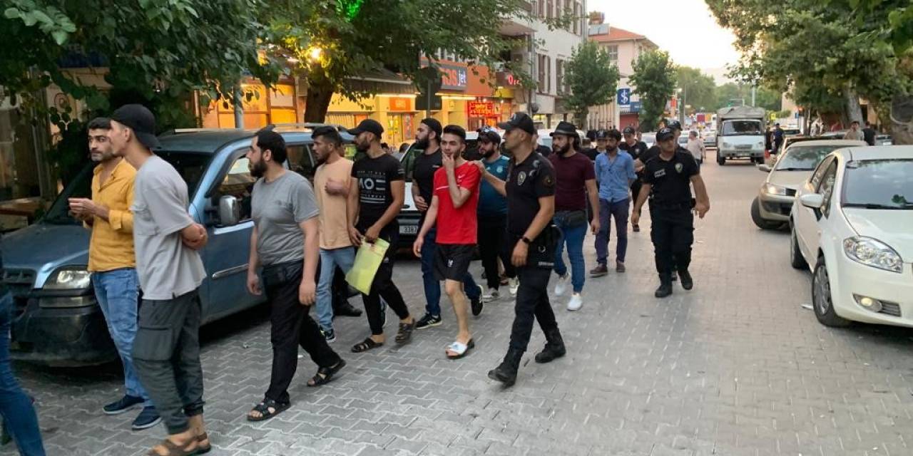 Basmane’de 120 Düzensiz Göçmen Yakalandı
