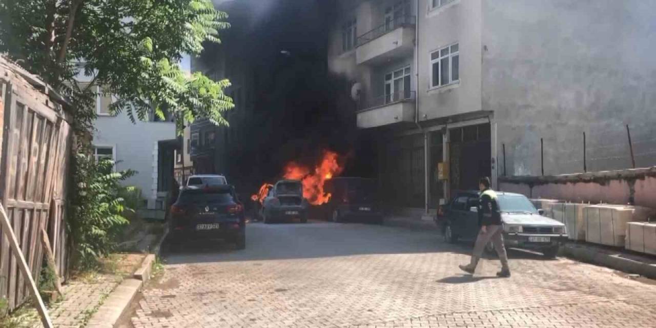 Seyir Halindeki Otomobil Alev Alev Yandı