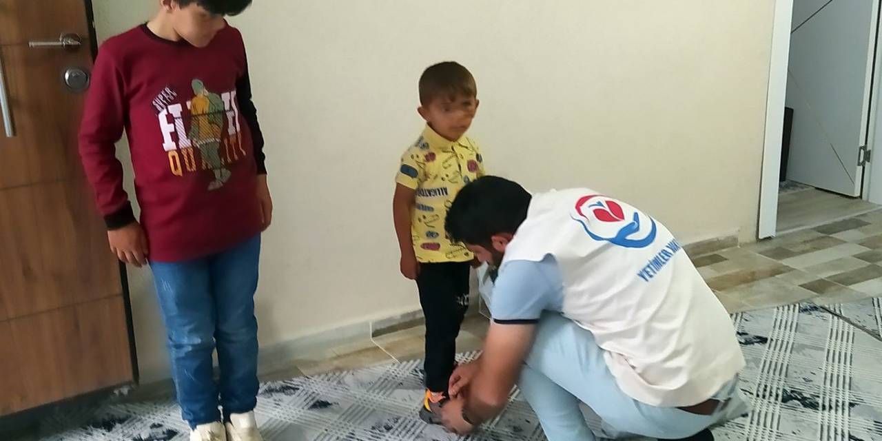 Yetimler Vakfı’ndan Ağrılı Çocuklara Giyim Ve Ayakkabı Yardımı