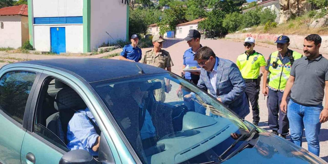 Tunceli’de Çikolatalı Ve Oyuncaklı Yol Kontrolü