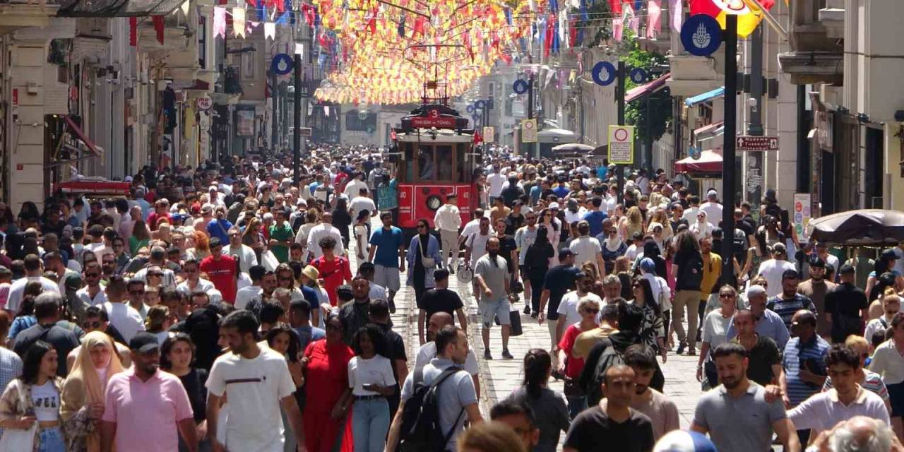 Bayram Öncesi Vatandaşlar Taksim’e Akın Etti