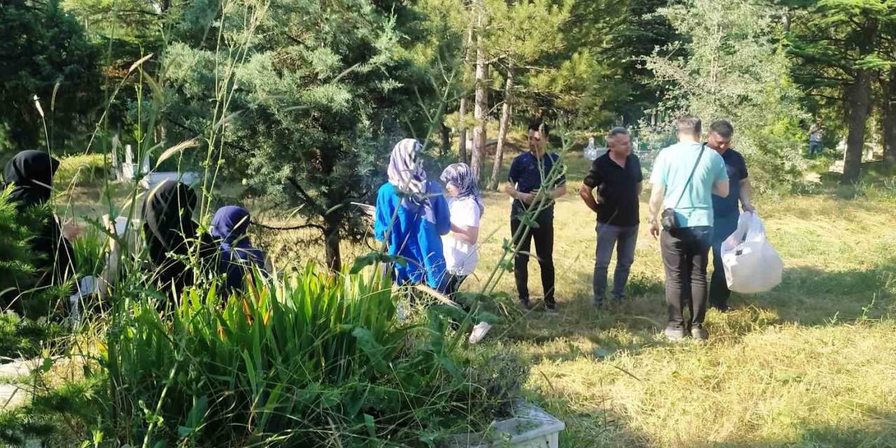 Hisarcık’ta Arife Günü Vatandaşlar İlçe Mezarlığına Akın Etti