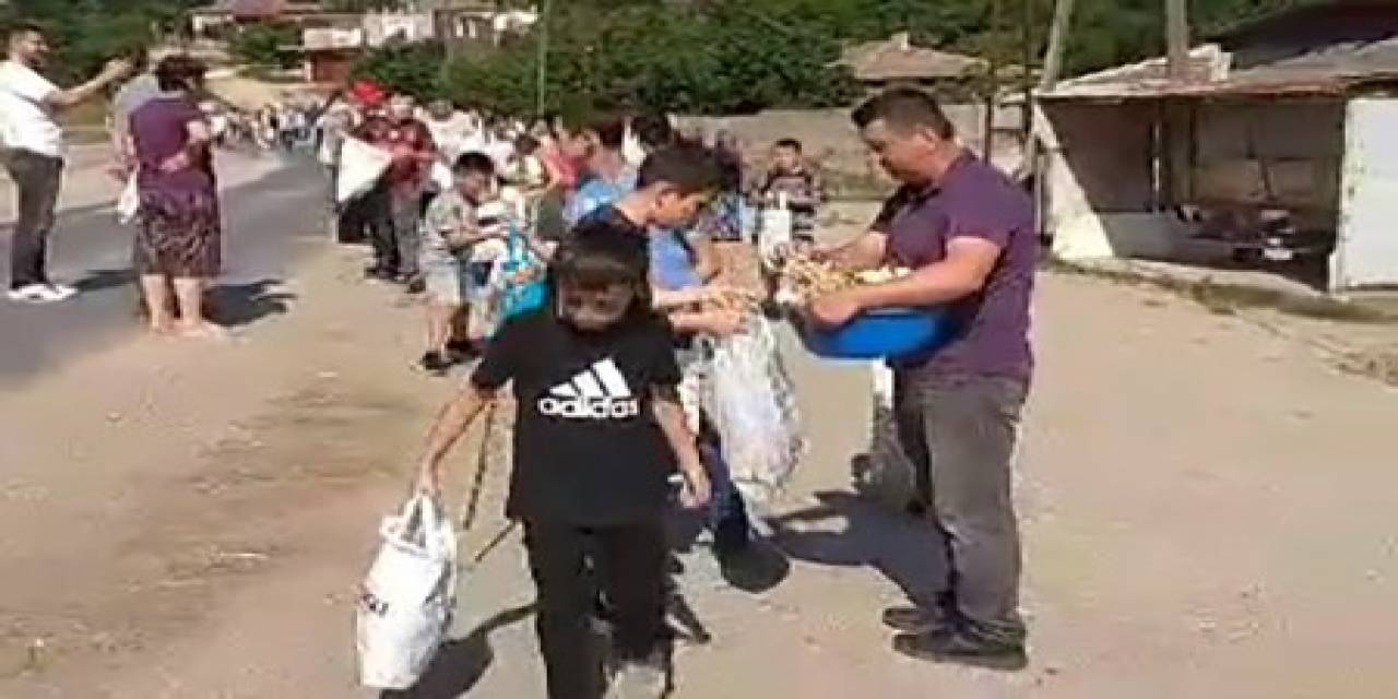 Asırlık ’arefe Günü’ Geleneği Yüzleri Güldürüyor