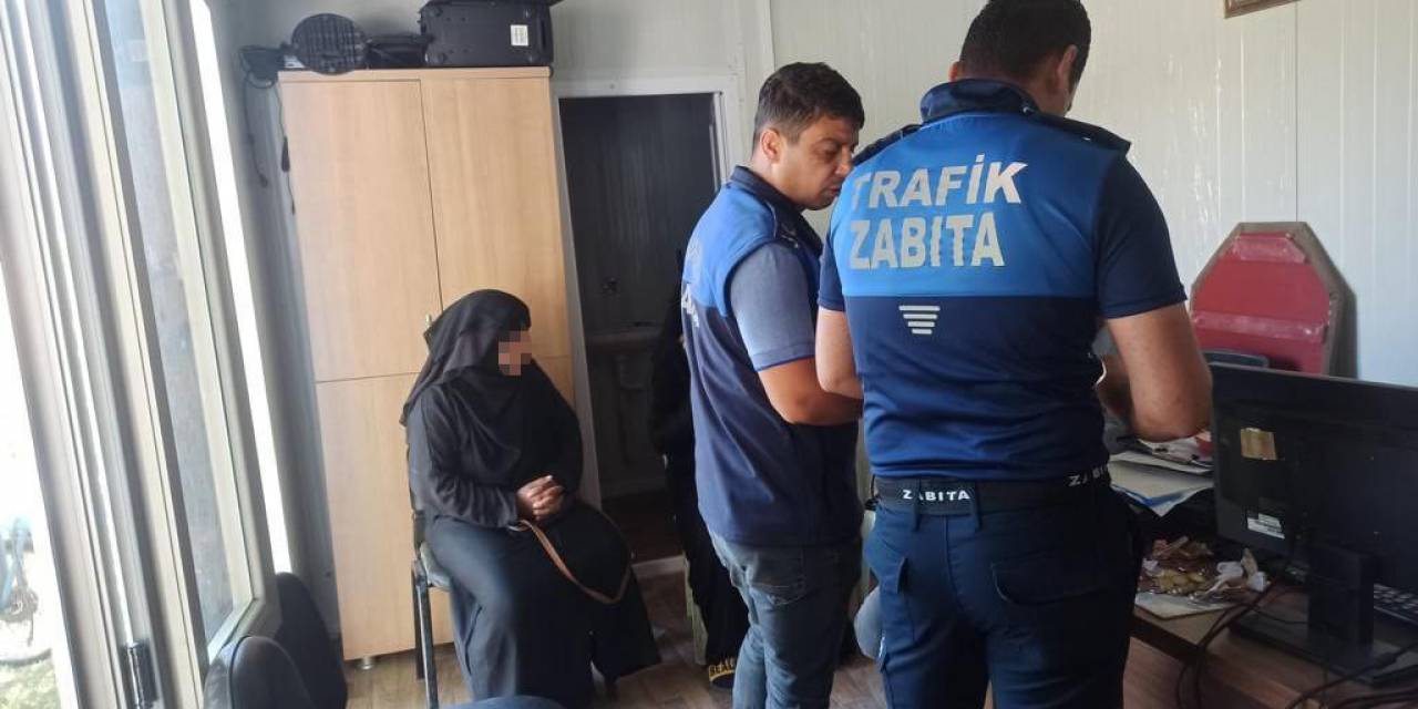 Boynuna Astığı Kartonla Dilenerek Dilsiz Numarası Yapan Kadın Zabıtadan Kaçamadı