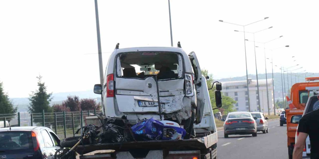 Hafif Ticari Araca Çarpan Motosikletli Yolun Karşısına Uçtu: 3 Yaralı