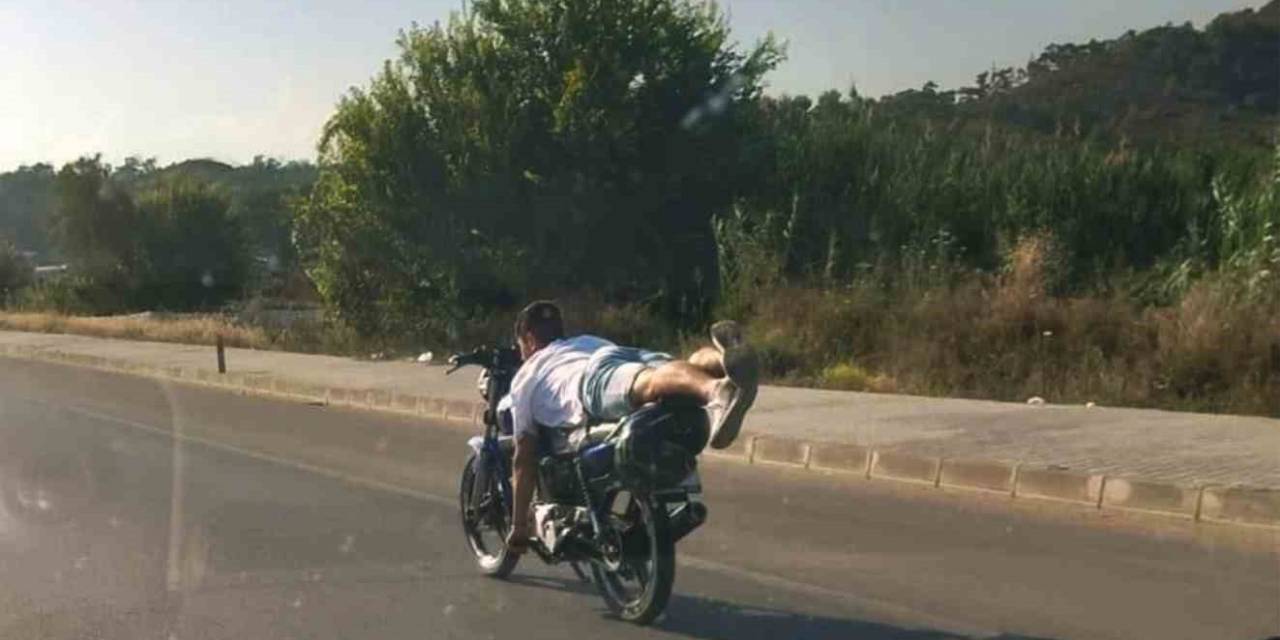 Motosiklet Üzerinde Yatarak Sürüş Pahalıya Patladı: 7 Bin 558 Tl Ceza