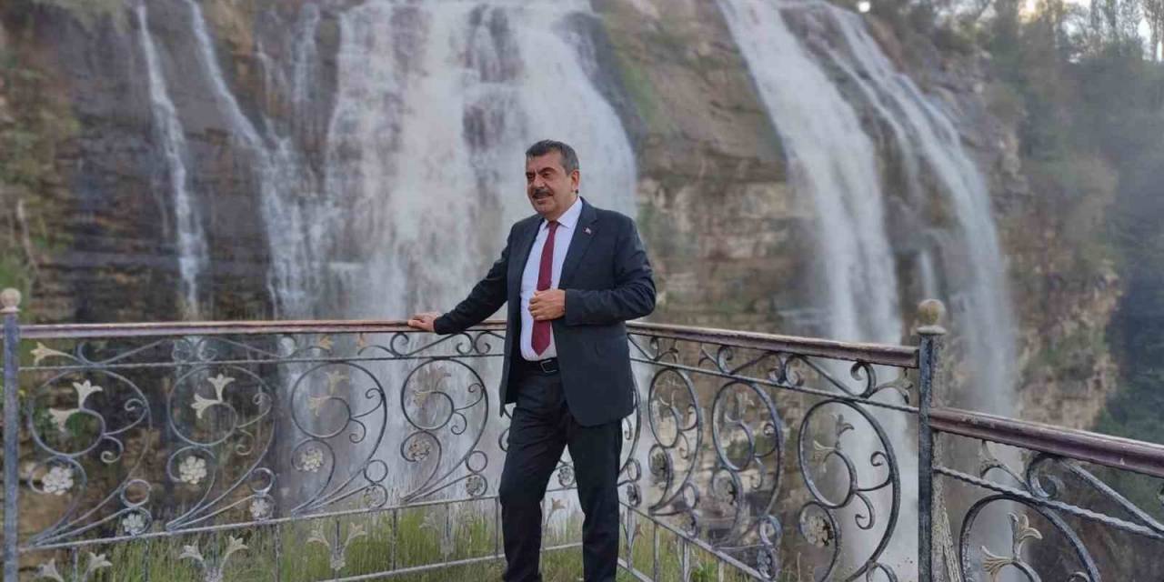 Milli Eğitim Bakanı Yusuf Tekin, Baba Ocağında Çiçeklerle Karşılandı