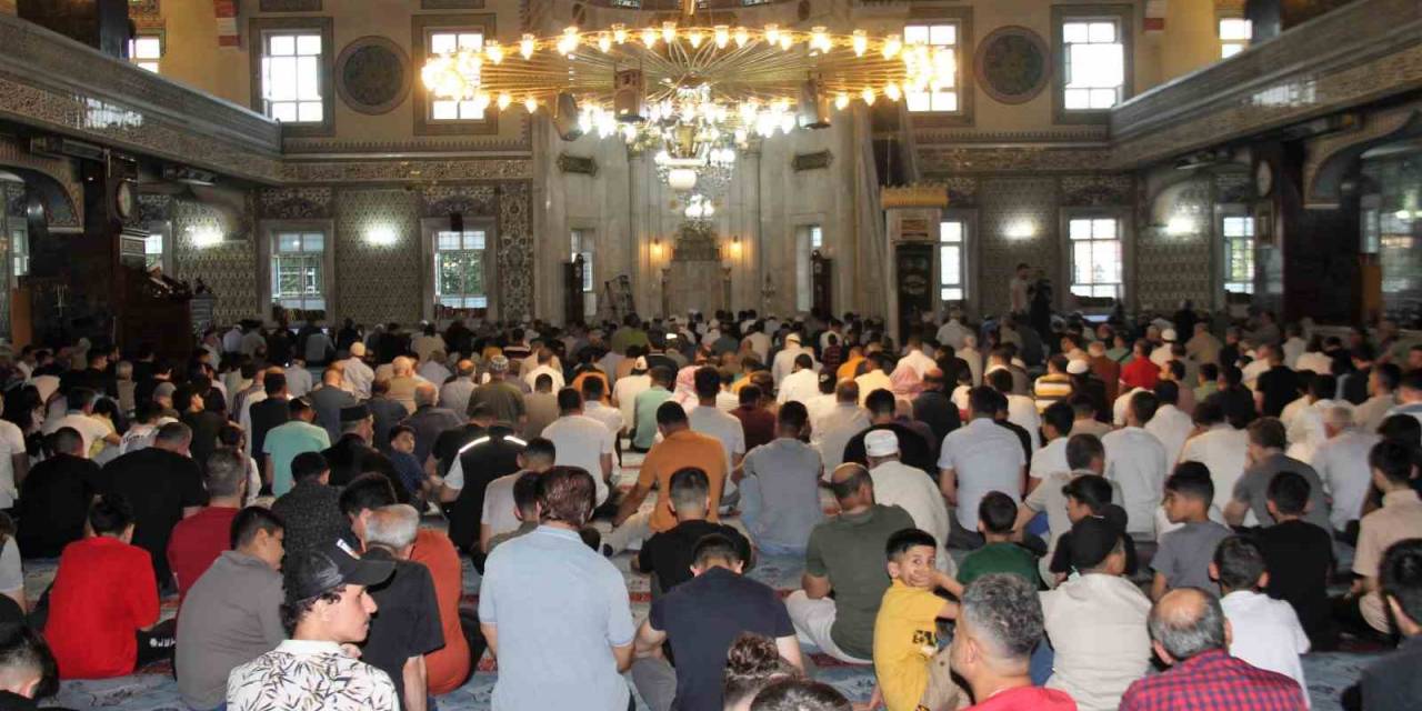 Elazığ’da Vatandaşlar, Bayram Namazı İçin Camilere Akın Etti