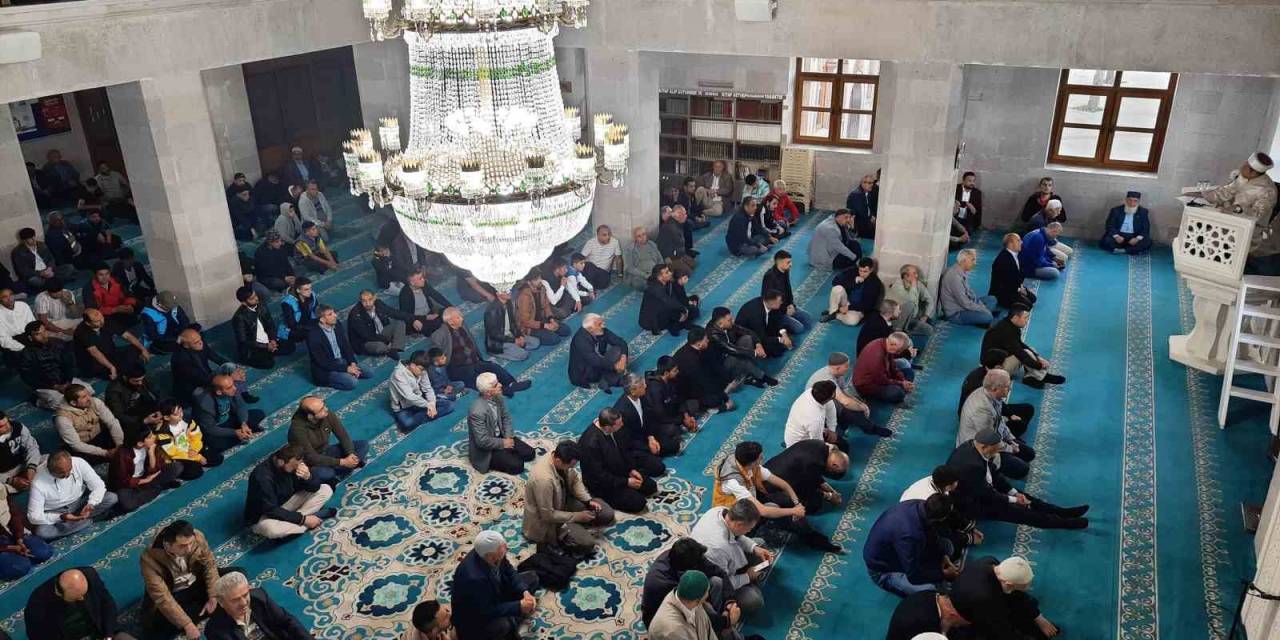 Kars’ta Bayram Namazında Camiler Doldu Taştı