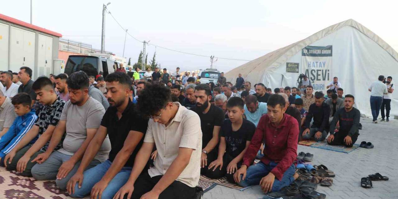 Enkaz Kent Hatay’da Buruk Bayram Namazı