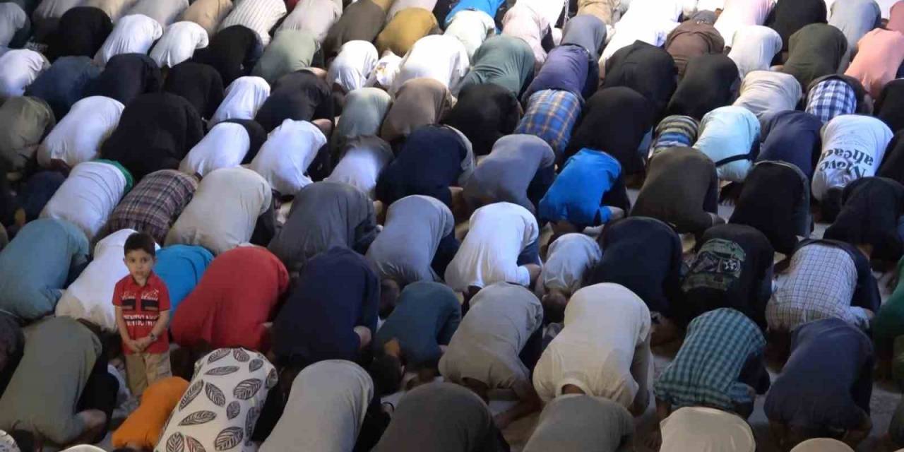 Bursalılar Bayram Namazı İçin Camileri Doldurdu