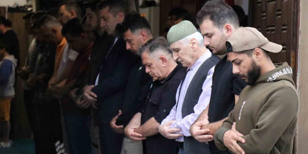 Sakarya’da Vatandaşlar Bayram Namazı İçin Camileri Doldurdu