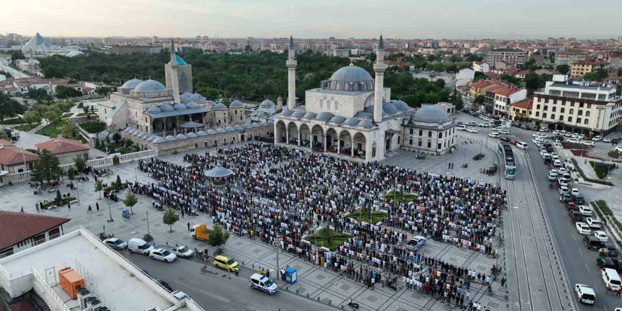 Binlerce Kişi Bayram Namazında Mevlana Meydanı’nı Doldurdu