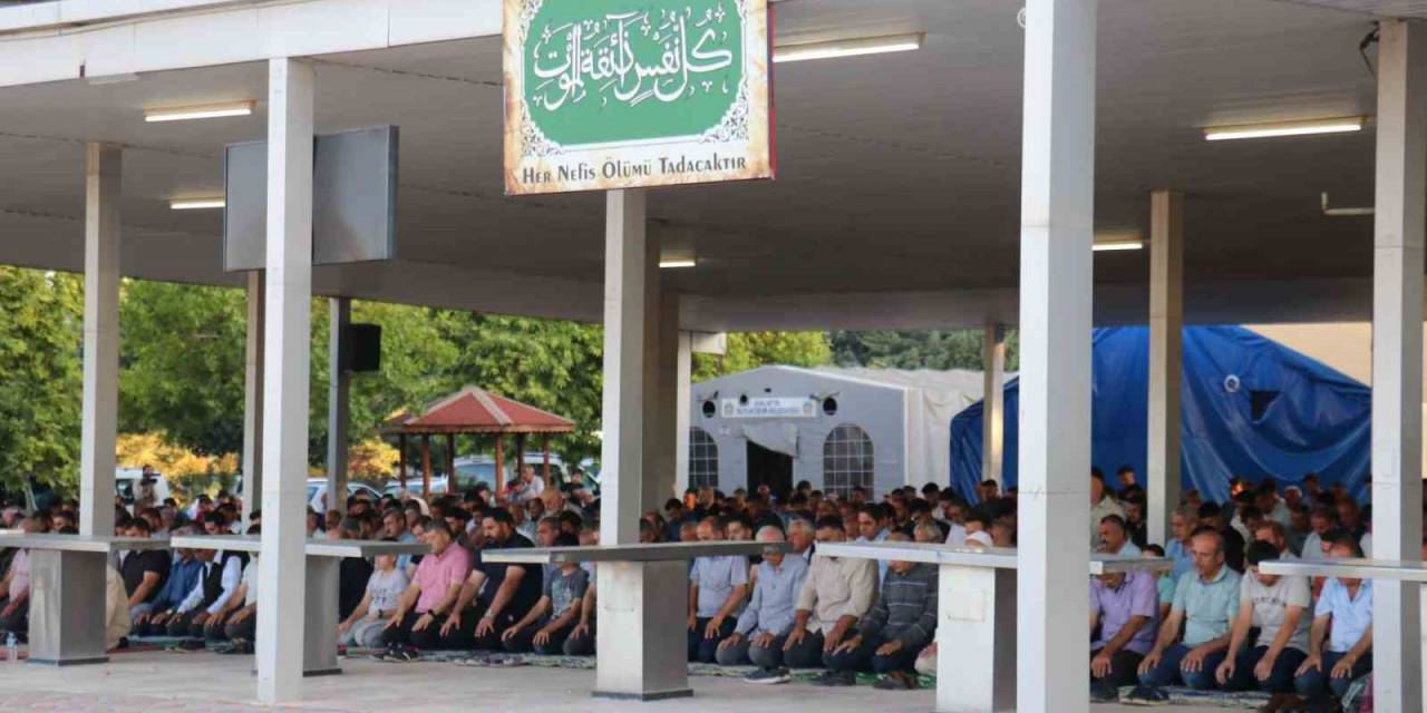 Malatyalılar Bayram Namazı İçin Camileri Doldurdu