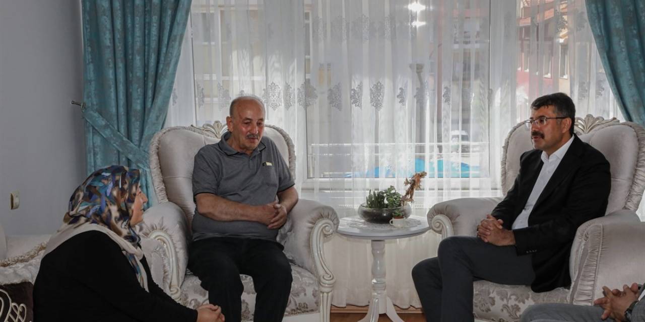 Şehit Ailelerine Yaptığı Ziyaretler Yürekleri Isıttı