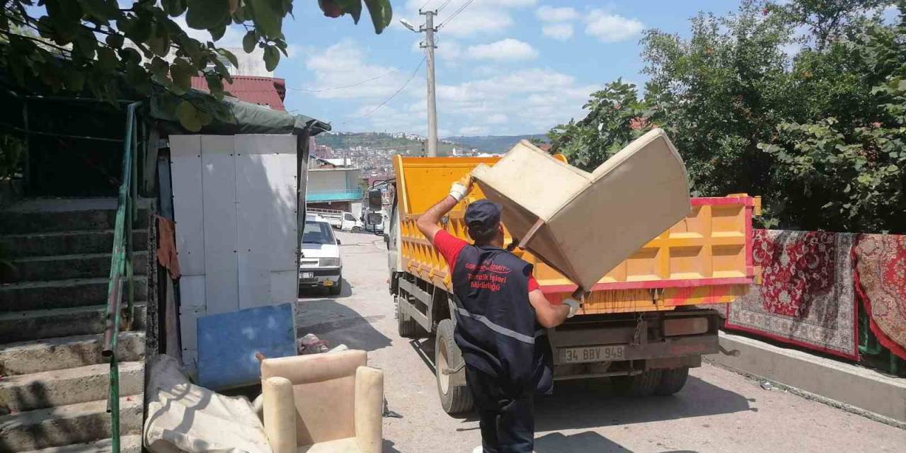 İzmit Belediyesi, İki Günde 2 Bin Tondan Fazla Çöp Toplayarak Rekor Kırdı