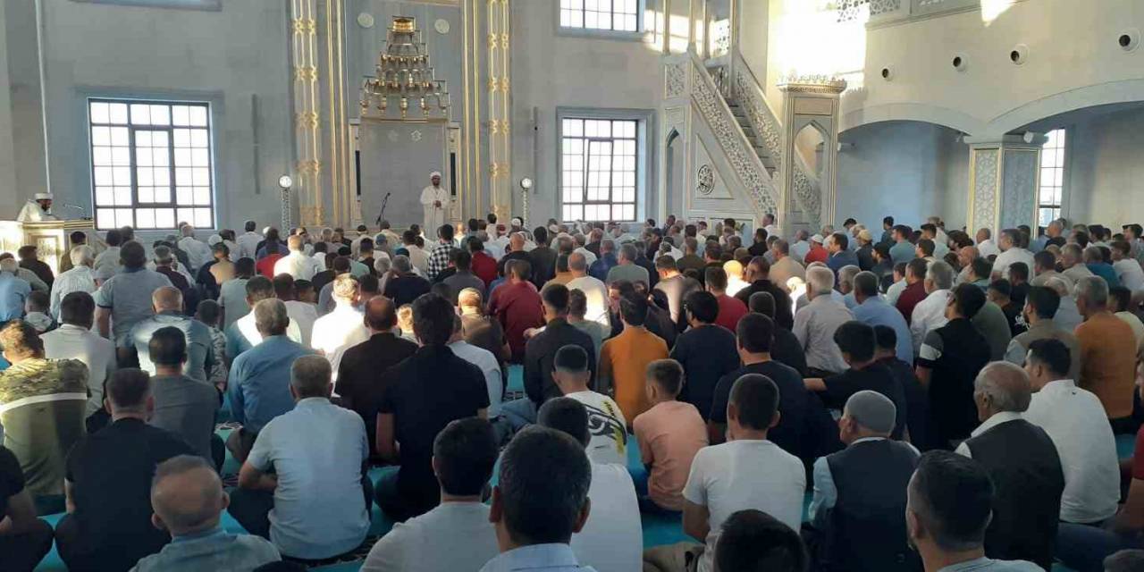 Sahabe Camii’nde İlk Namaz Kılındı