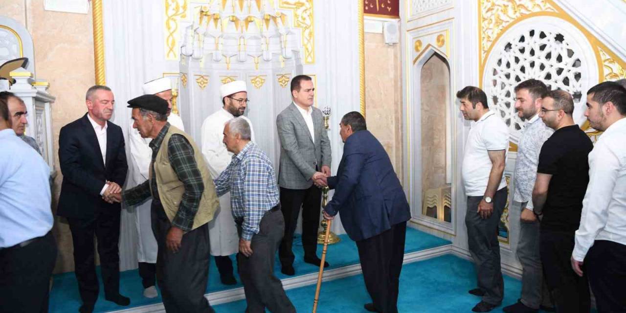 Vali Akbıyık Vatandaşlarla Bayramlaştı