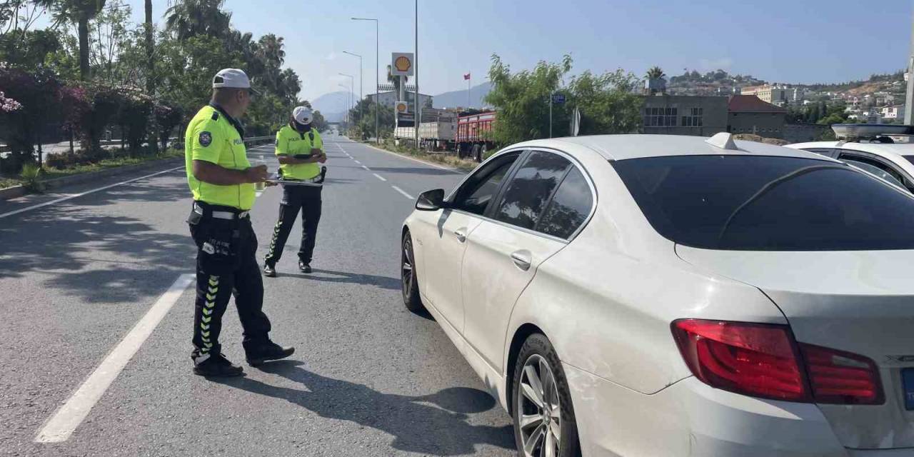 Denetim Yapan Ekiplerden Sürücülere Çikolata Ve Kolonya İkramı