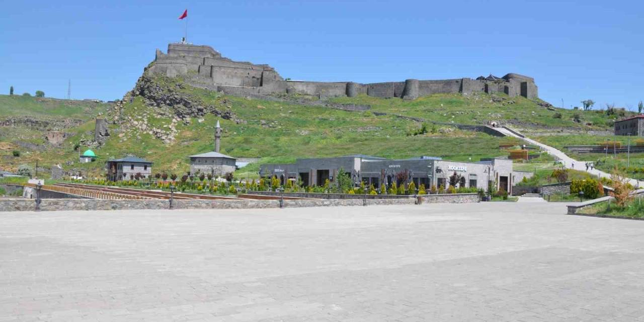 Kars’ta Caddelerde Bayram Sessizliği