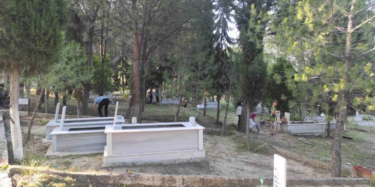 Selendi’de Mezarlıklara Ziyaretçi Akını