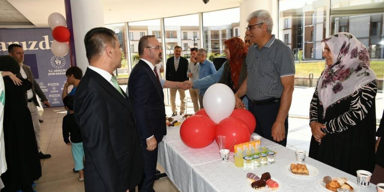 Çanakkale’de Depremzedelerle Bayramlaşma Töreni Düzenlendi