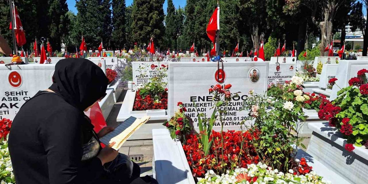 Şehit Yakınları Bayramın İlk Gününde Edirnekapı Şehitliği’ni Ziyaret Etti