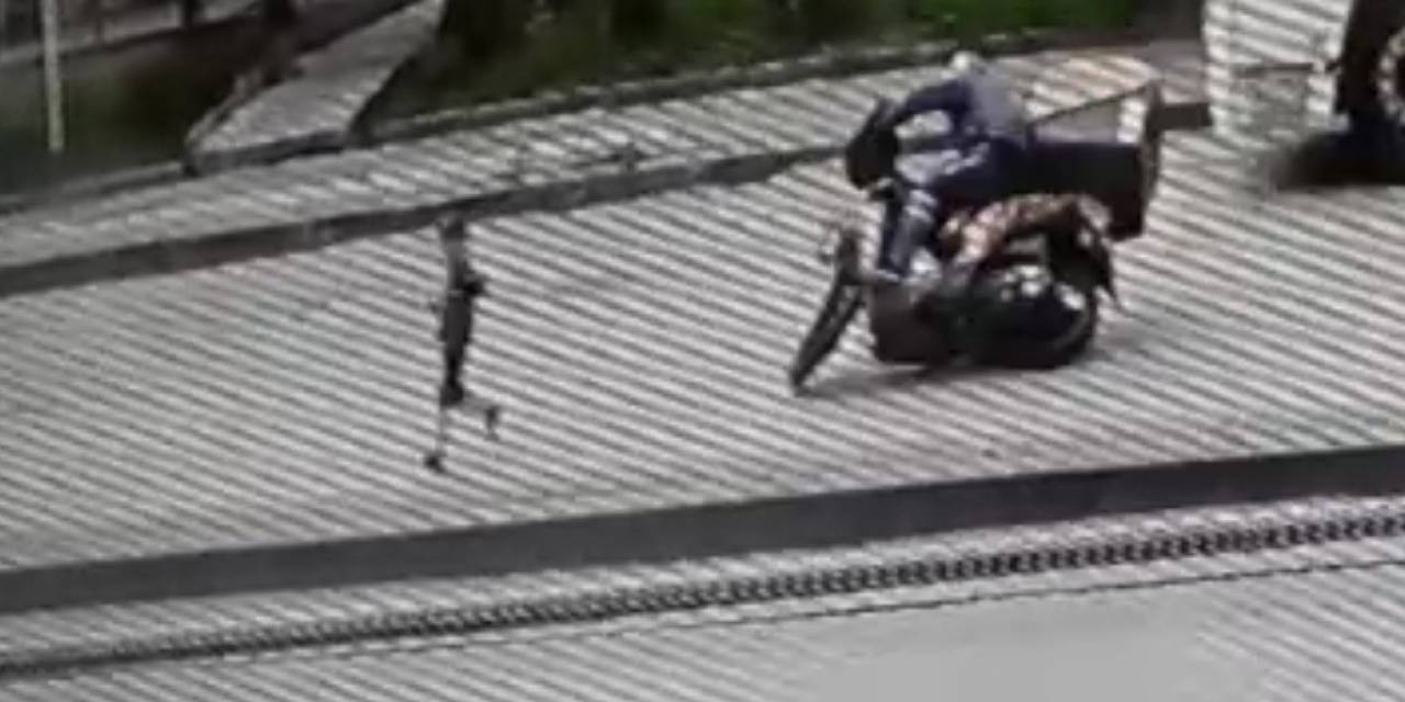 Ankara’da Yola Atlayan Çocuğa Çarpmamak İçin Çabalayan Kurye Kaza Yaptı