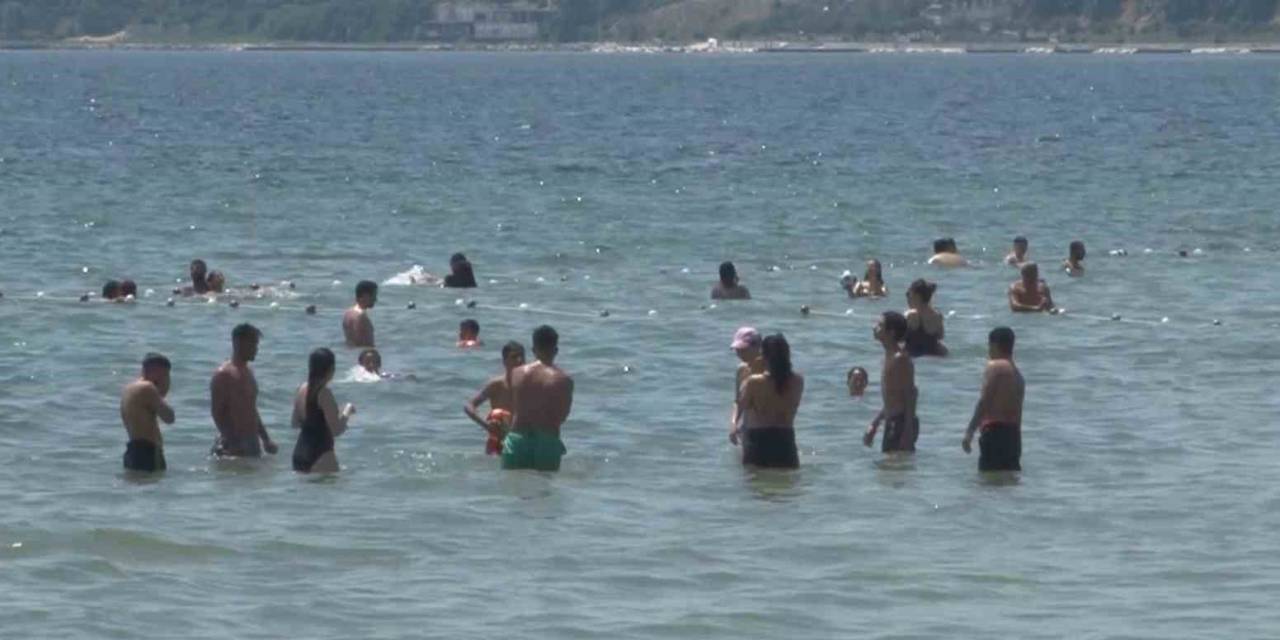 Bayramın İlk Gününde Vatandaşlar Sıcak Havanın Tadını Denize Girerek Çıkardı
