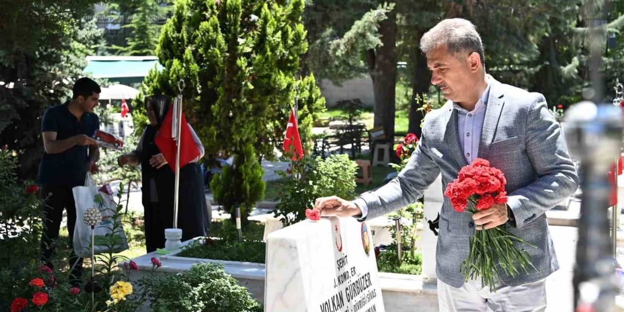 Mamak Belediye Başkanı Köse, Cebeci Askeri Şehitliği’ni Ziyaret Etti