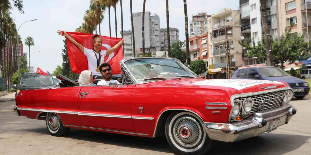 Dünya Ve Avrupa Şampiyonu Olan Nafia, Üstü Açık Otomobille Sevinç Turu Attı