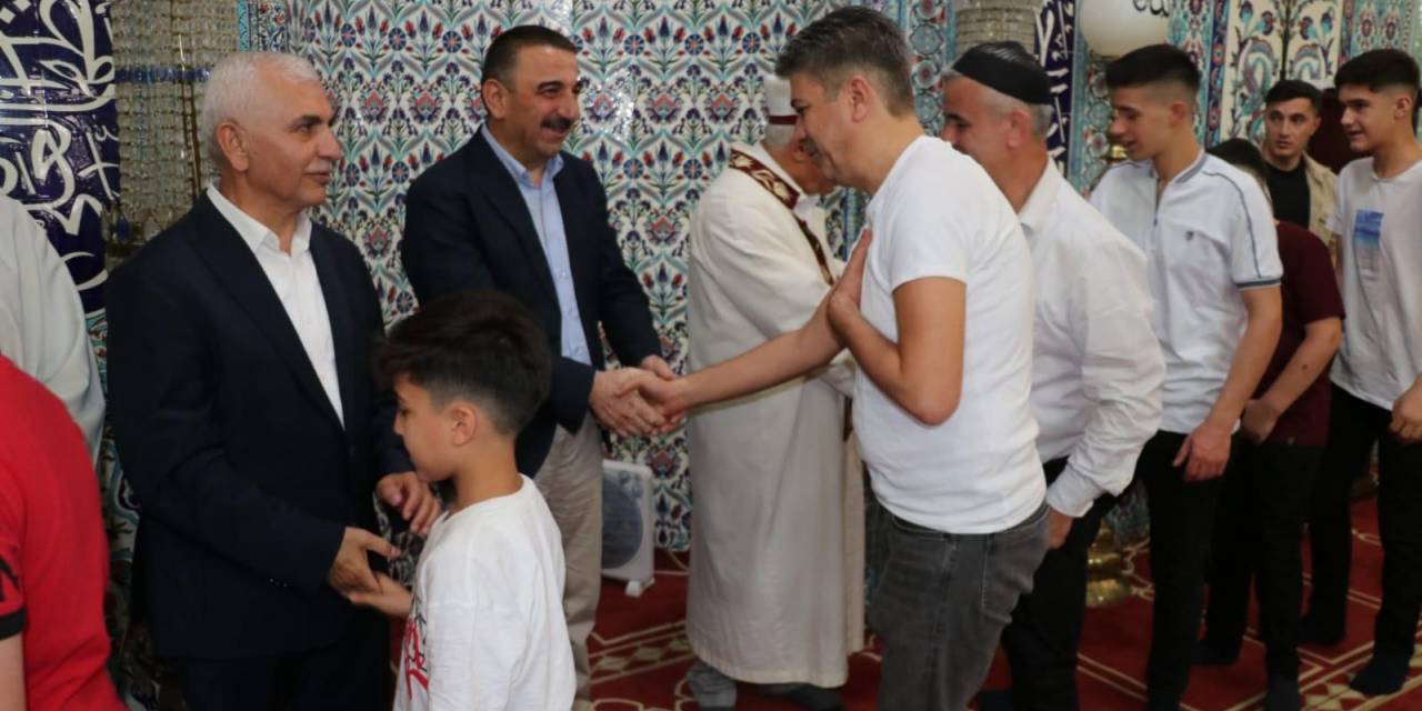 Siirt Valisi Hacıbektaşoğlu, Bayram Namazı Sonrası Vatandaşla Bayramlaştı