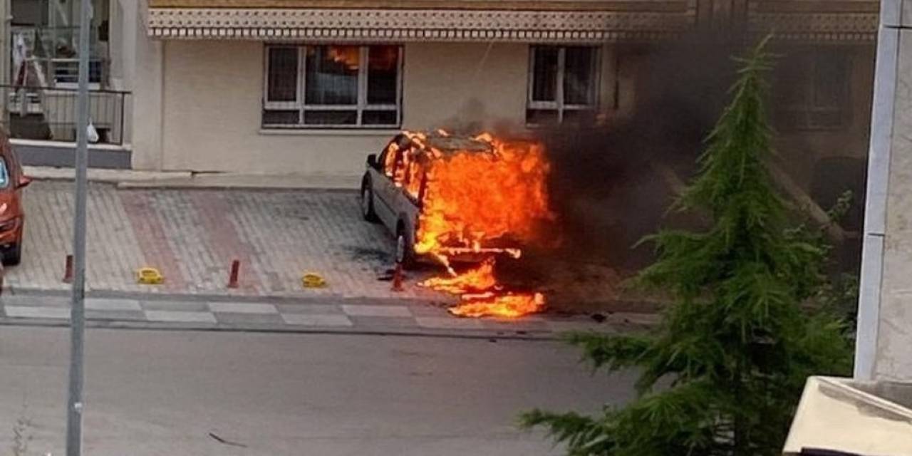 Bir Anda Yanmaya Başlayan Araç Alev Topuna Döndü