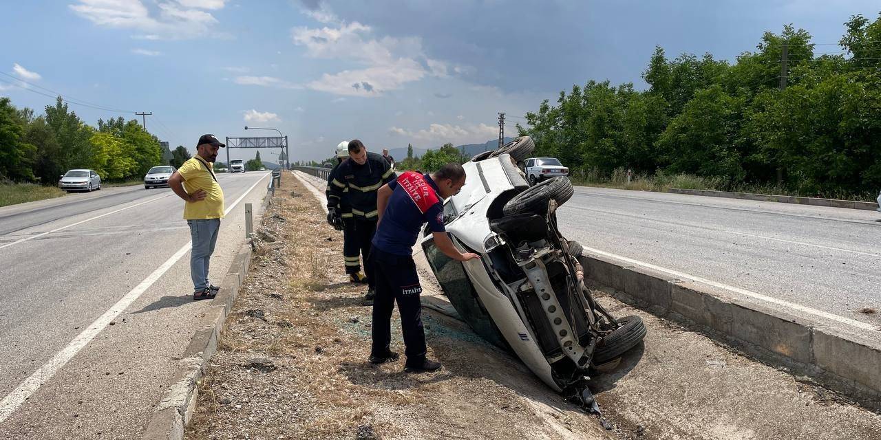 Burdur’da Kontrolden Çıkan Otomobil Refüjde Ters Döndü, 1 Kişi Yaralandı