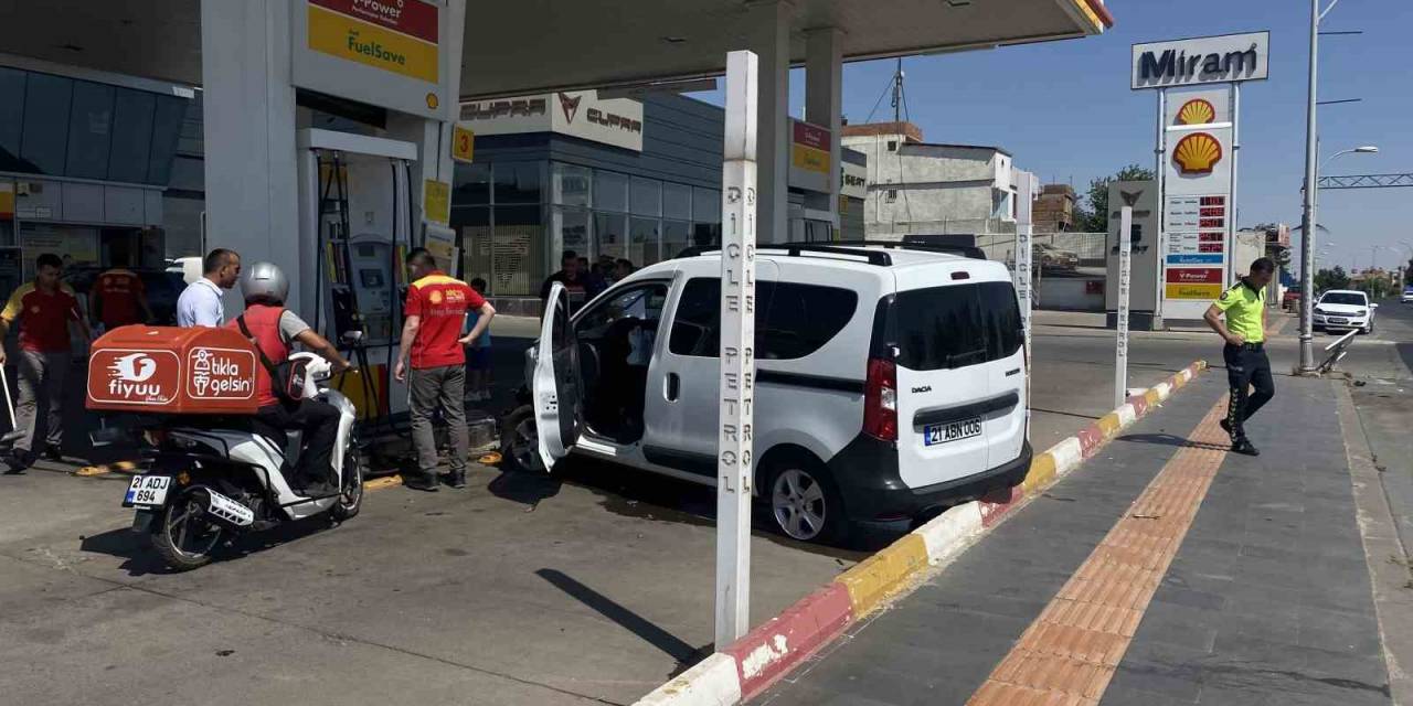 Diyarbakır’da Çarpışan Otomobillerden Biri Petrol İstasyonuna Daldı: 1’i Çocuk 5 Yaralı