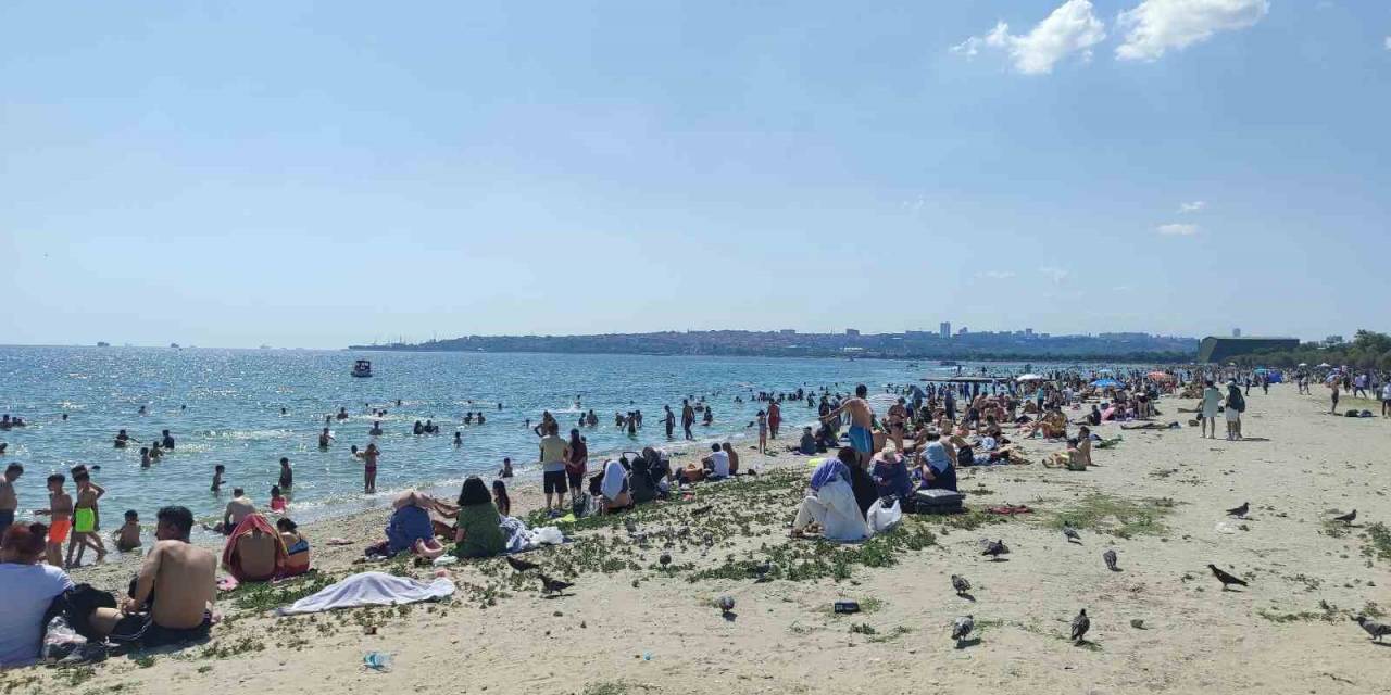 Menekşe Plajı’nda Bayram Yoğunluğu