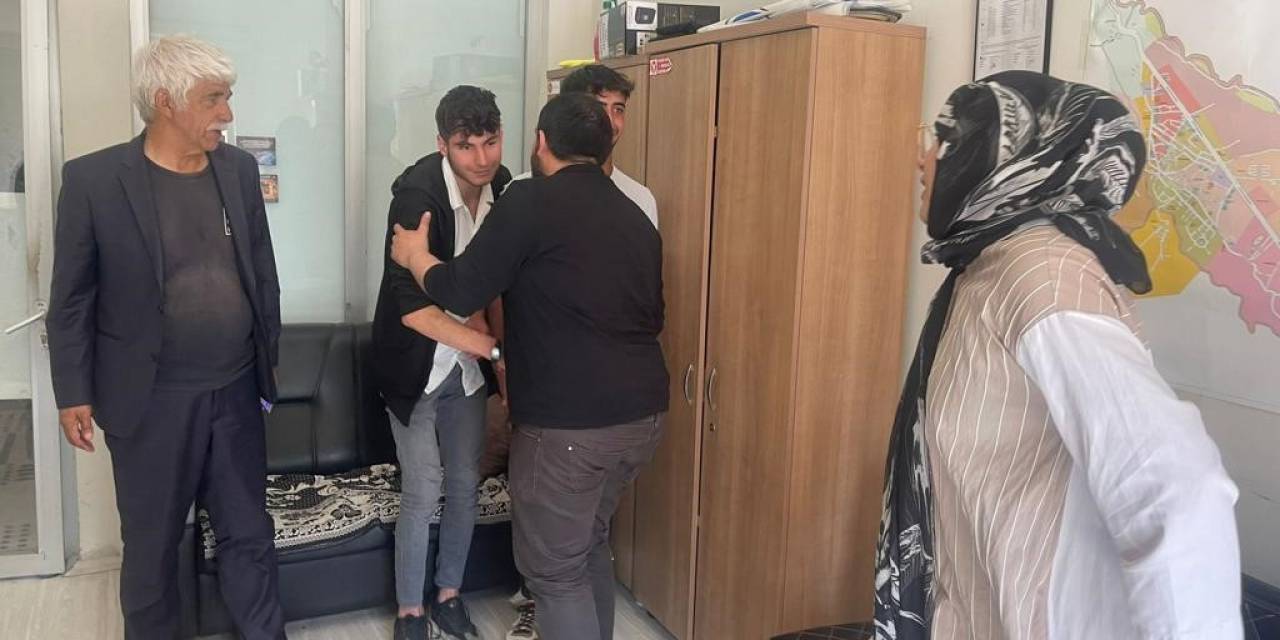 Gençlerden Örnek Davranış: Buldukları Bir Çanta Dolusu Altını Polis Merkezine Teslim Ettiler