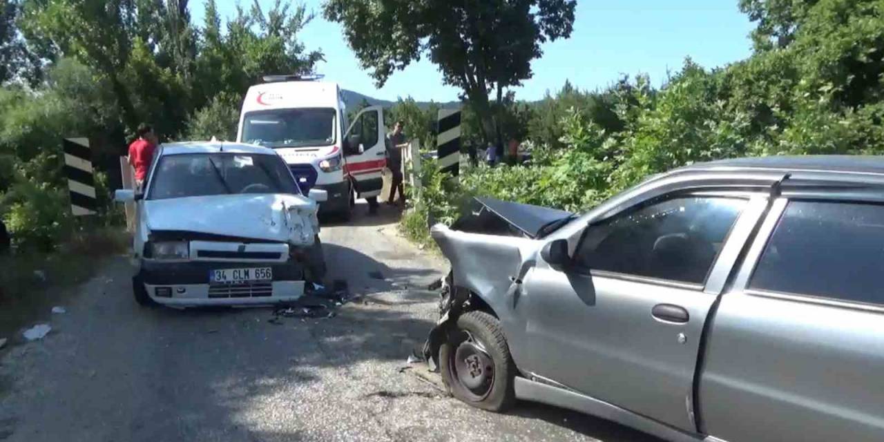 Bayramiç’te Otomobiller Kafa Kafaya Çarpıştı: 8 Yaralı
