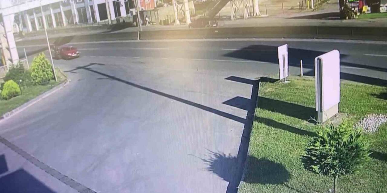 Benzin İstasyonu Girişinde Motosiklet Ve Otomobil Çarpıştı: Kaza Anı Kamerada