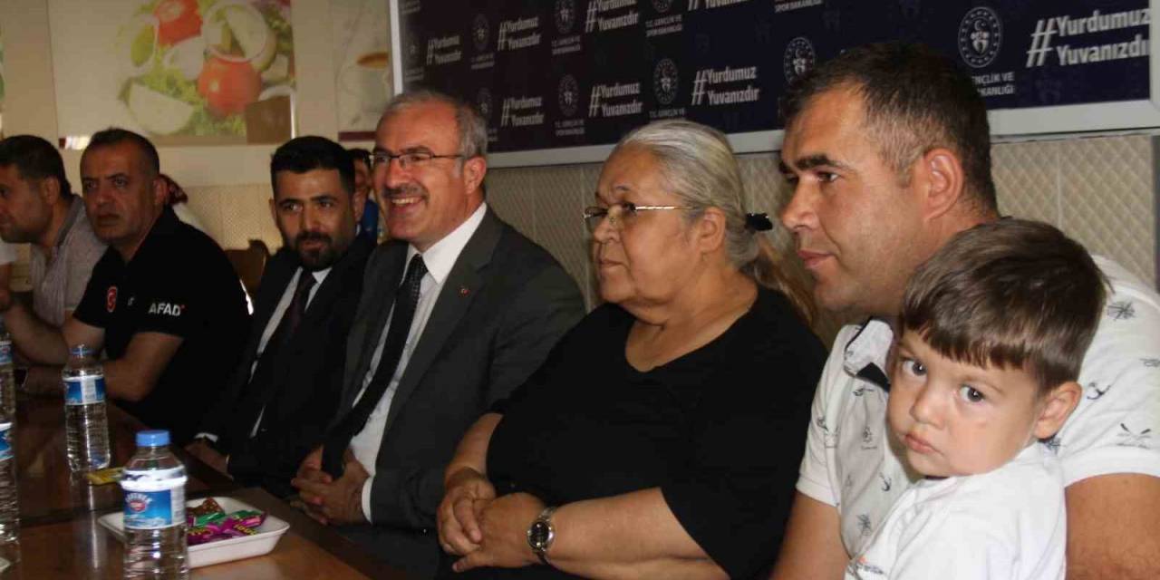 Elazığ’da Depremzedelerin Buruk Bayram Sevinci