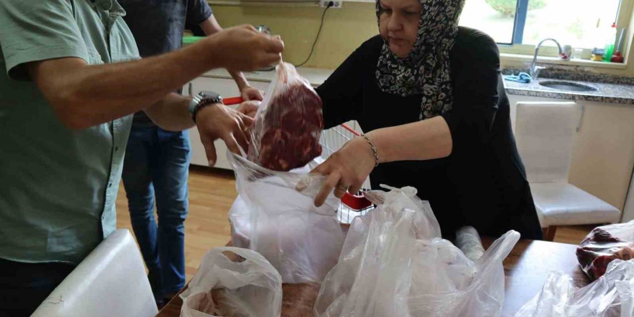 Kurban Etleri İhtiyaç Sahiplerine Ulaştırıldı