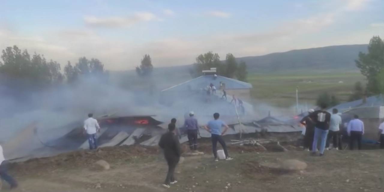 Özalp’ta Ev Ve Ahır Yangını