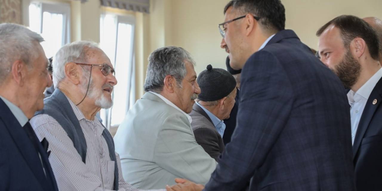 Bayram Sevincini Huzurevi Sakinleri Ve Çocuklarla Paylaştı