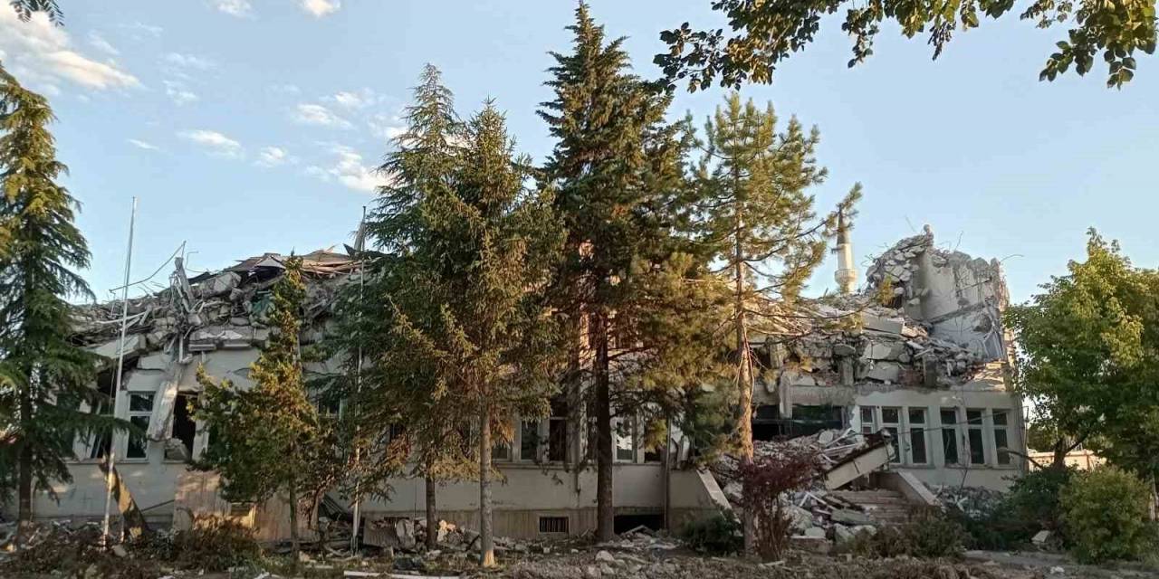 Depremde Hasar Alan Hükümet Konağı Yıkıldı