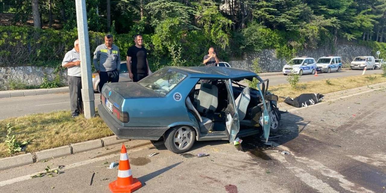Otomobiller Çarpıştı: 1 Ölü, 7 Yaralı