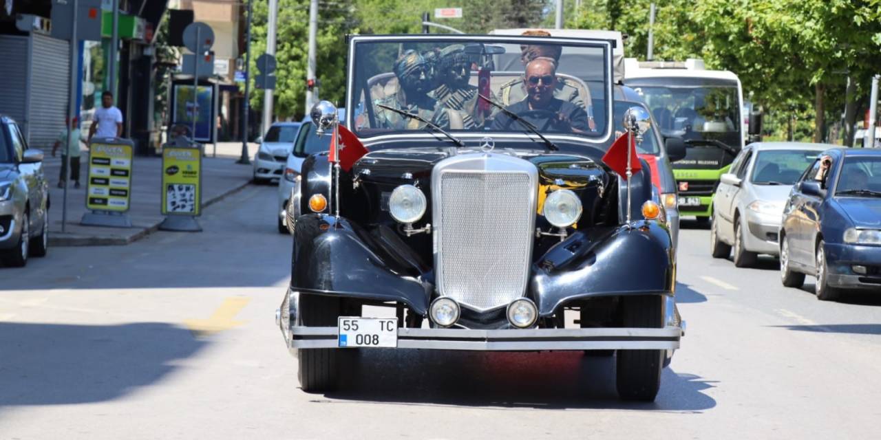 Atatürk’ün Tören Arabasını Görenler Şaştı Kaldı, Vatandaşlar Fotoğraf Çekmek İçin Sıraya Girdi