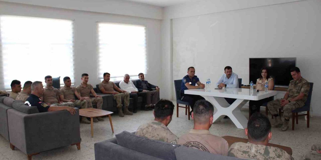 Dicle Kaymakamı Yurdagül’den Bayramda Şehit Kabirleri Ve Şehit Ailelerine Ziyaret