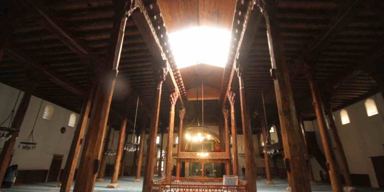 7 Asırlık Camideki Ahşap Direkleri Koruduğuna İnanılan ’karlık’ Ziyaretçilerin İlgisini Çekiyor